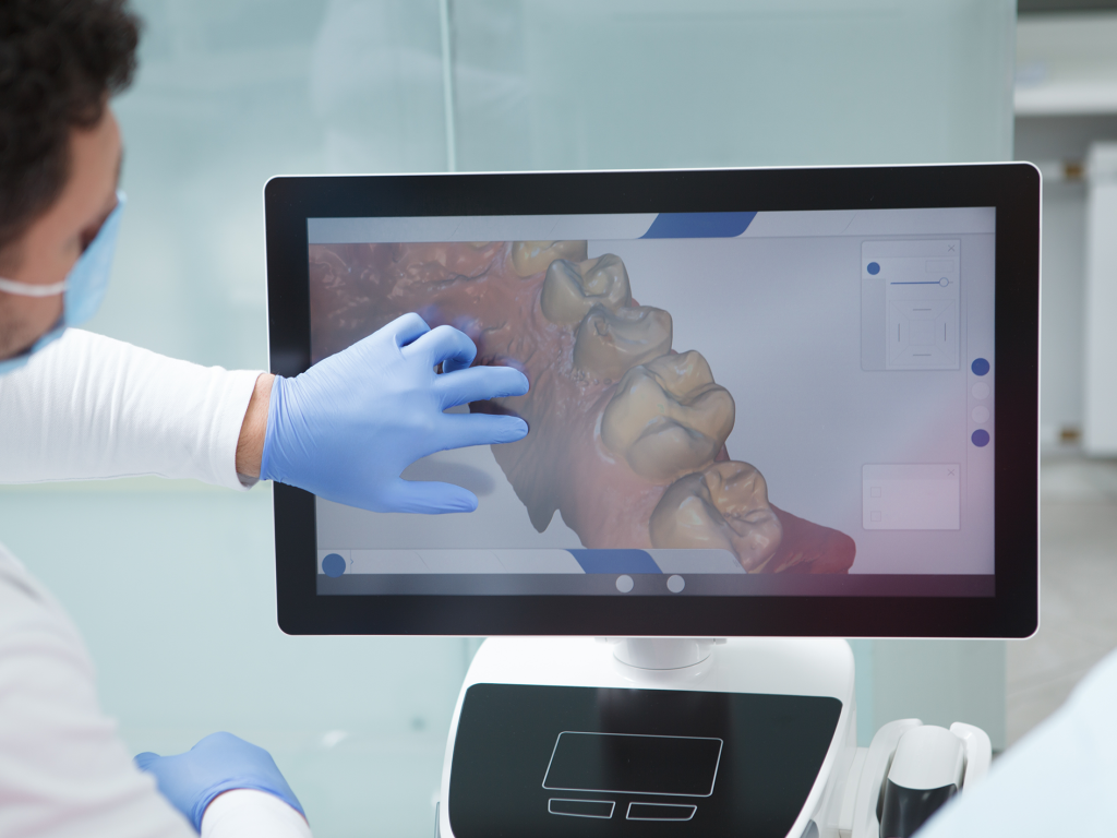 Especialista utilizando tecnología digital aplicada a la odontología